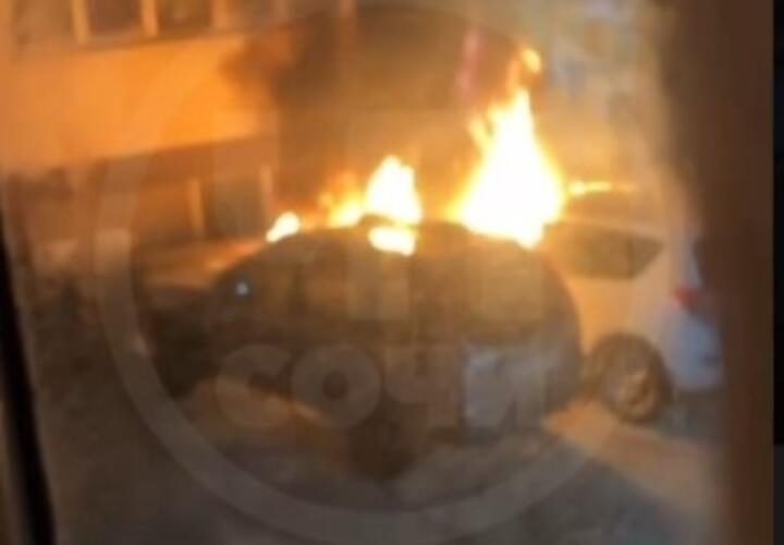  Две дорогие иномарки сгорели во дворе многоэтажки в Сочи