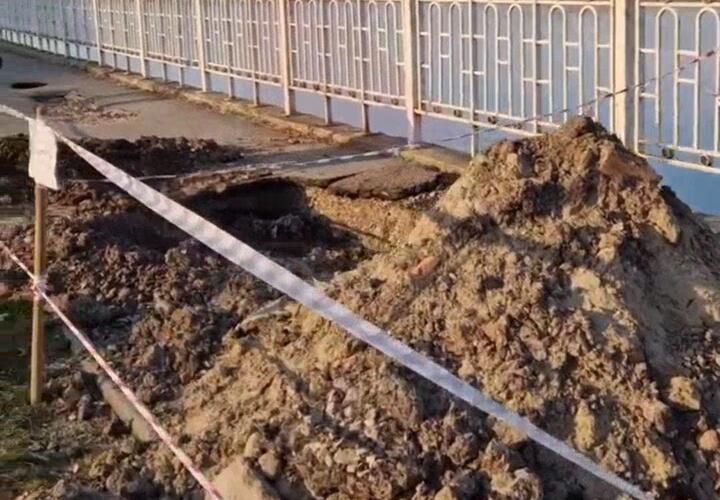 На улице Рождественская Набережная в Краснодаре зияют огромные дыры в асфальте