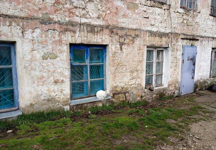 «Гнилые окна, протекающая крыша»: старейший памятник архитектуры в Новороссийске не ремонтируется уже больше 70-и лет