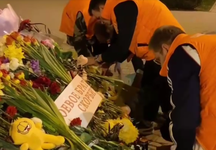 Игрушки раздадут детям: в Краснодаре разбирают мемориал жертвам теракта в «Крокусе»