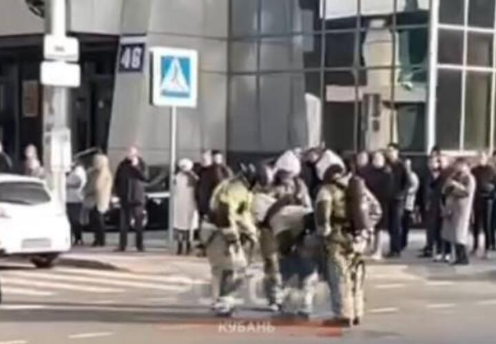 Из здания банка в центре Краснодара эвакуировали людей