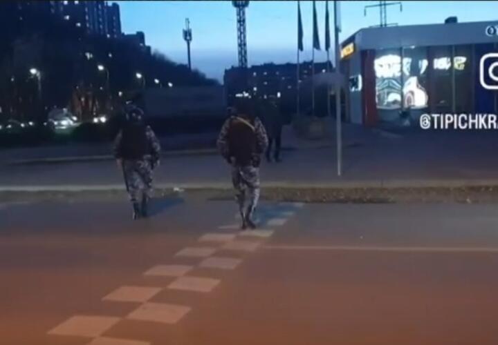  Кидающегося камнями злобного мужчину пришлось ловить  бойцам Росгвардии в Краснодаре