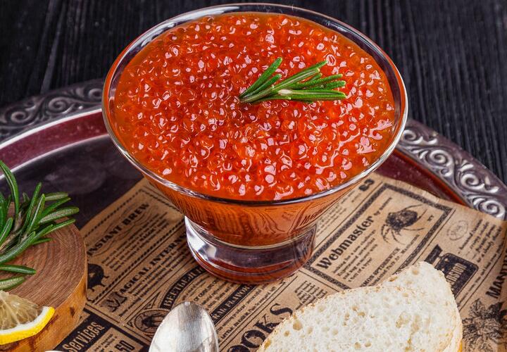 Кому нельзя есть красную икру и почему, рассказал эксперт