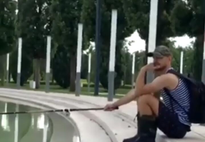 Краснодарец пытался поймать рыбу в фонтане парка Галицкого
