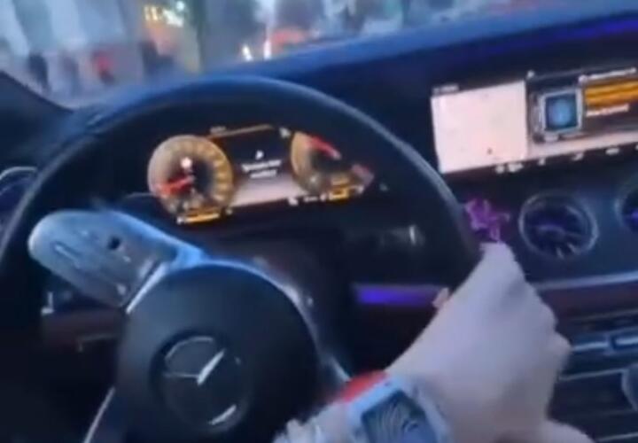 Краснодарка выложила в соцсети видео, как она гоняет на «Мерседесе» по встречке