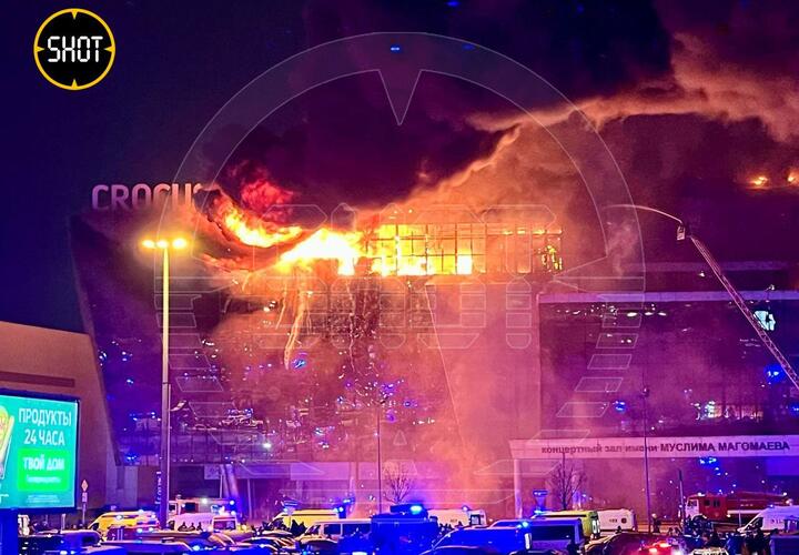 Крыша горящего «Крокус сити холла» рушится