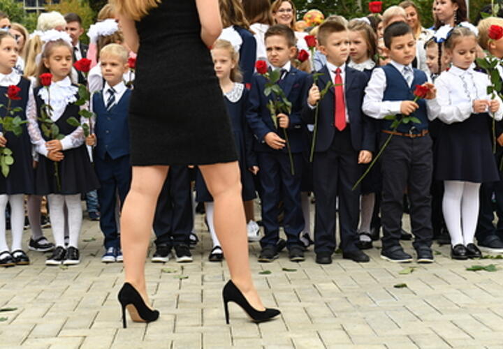 Кто последний в первый класс: в Краснодаре у школ выстроились огромные очереди из родителей будущих школьников