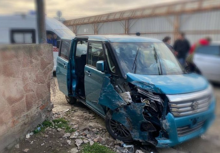 Семья с 15-летней дочерью на минивэне врезалась торговый павильон