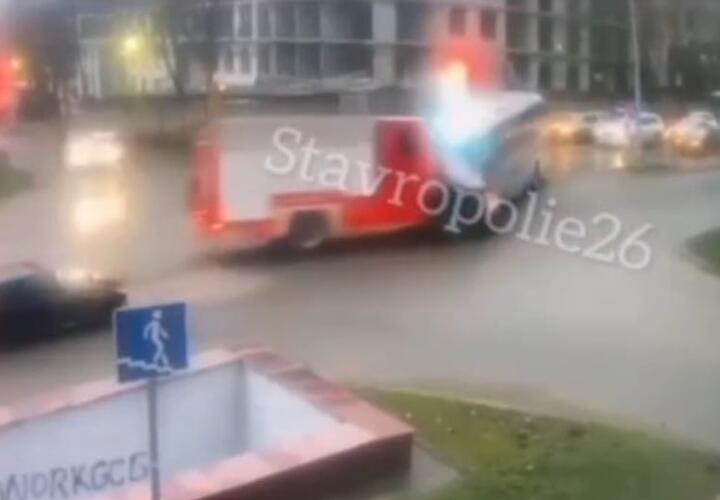 Момент столкновения машины МЧС и автобуса с детьми из Краснодарского края попал на видео