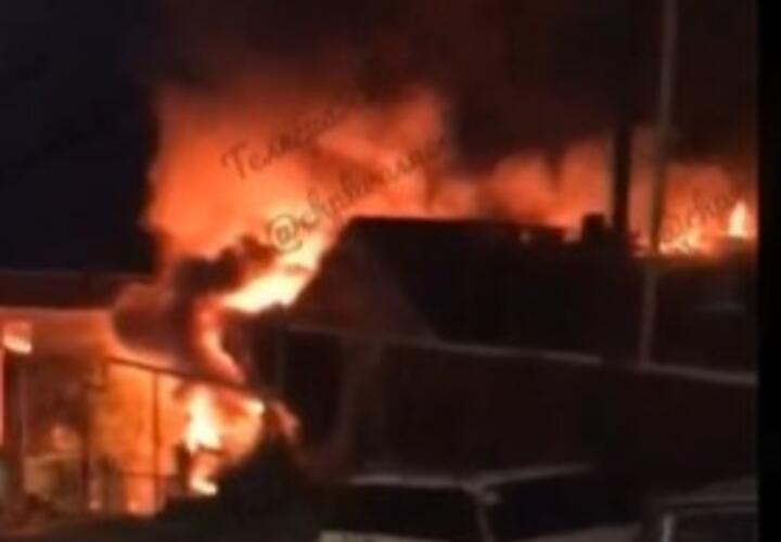 Мощный пожар полностью уничтожил жилой дом в Туапсе