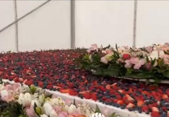 На 6 тысяч порций: в Сочи кондитеры представили самый большой в мире ягодный торт весом более 600 кг