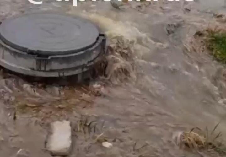 Фекальный фонтан на Гидрострое в Краснодаре заливает улицы третий день