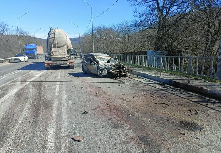 На Кубани 19-летний водитель «Лады» устроил ДТП с тремя грузовиками и погиб