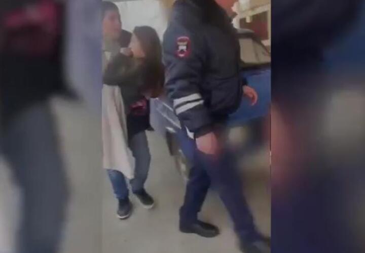 Школьницу с судорогами пришлось везти в больницу по пробкам