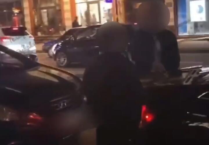 На Кубани водитель «Лексуса» решил сыграть в нарды прямо на проезжей части