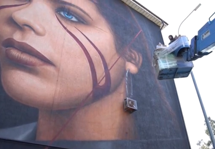 На стене дома в Сочи появился огромный портрет итальянской актрисы