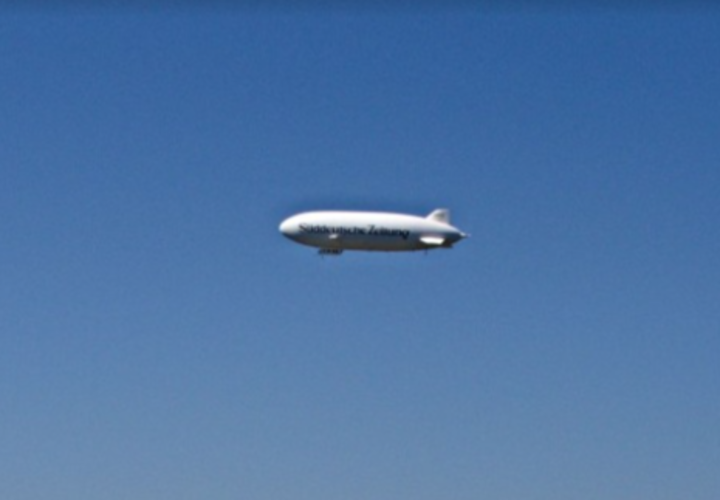 В небе над Сочи курсирует огромный белоснежный дирижабль