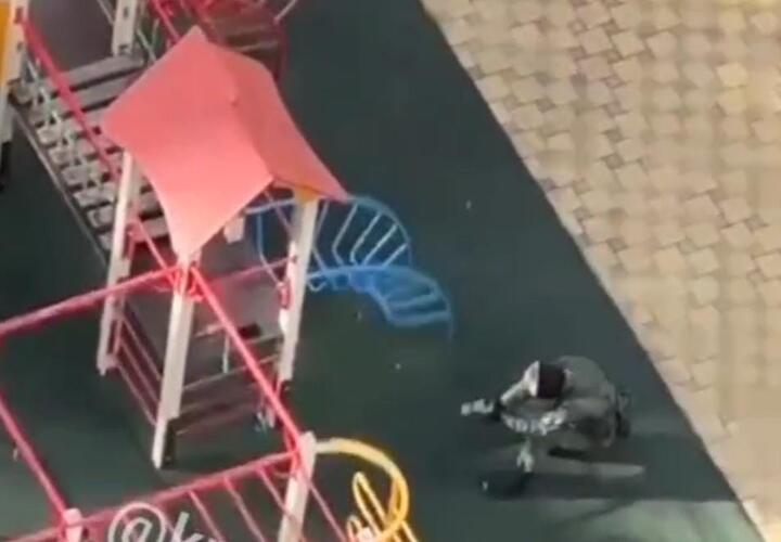 Неизвестный с оружием на детской площадке напугал жителей ЖК в Краснодаре