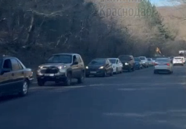 Несколько сотен автомобилистов застряли в пробке по дороге в Туапсе
