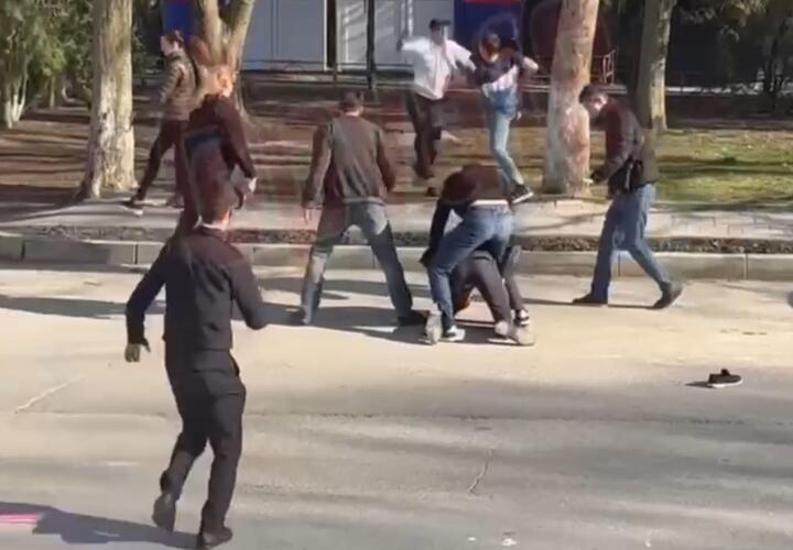 Ногой в лицо: массовая драка студентов произошла в Анапе