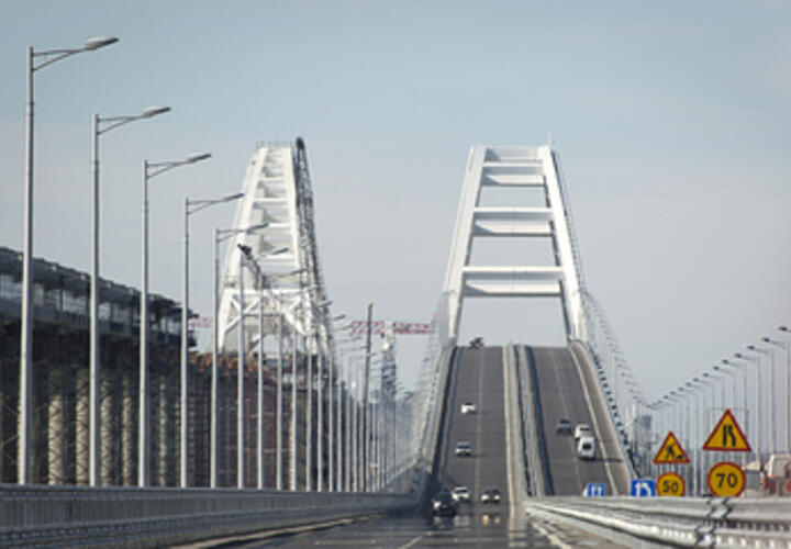 Очередь из автомобилей на подъезде к Крымскому мосту увеличивается