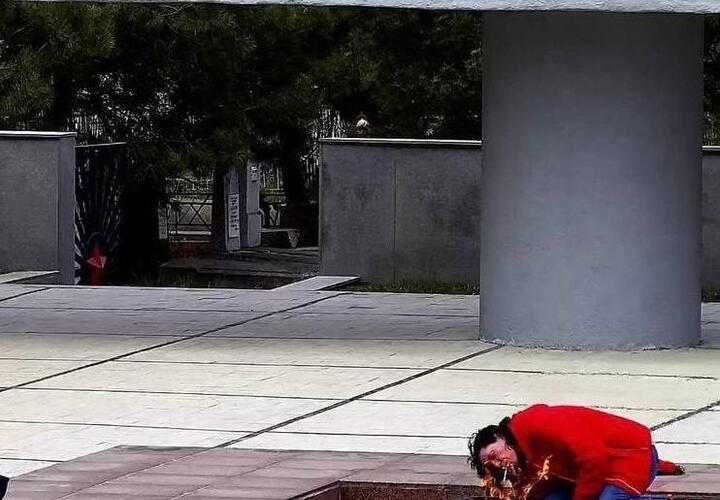 От Вечного огня в Краснодаре прикурила неадекватная женщина