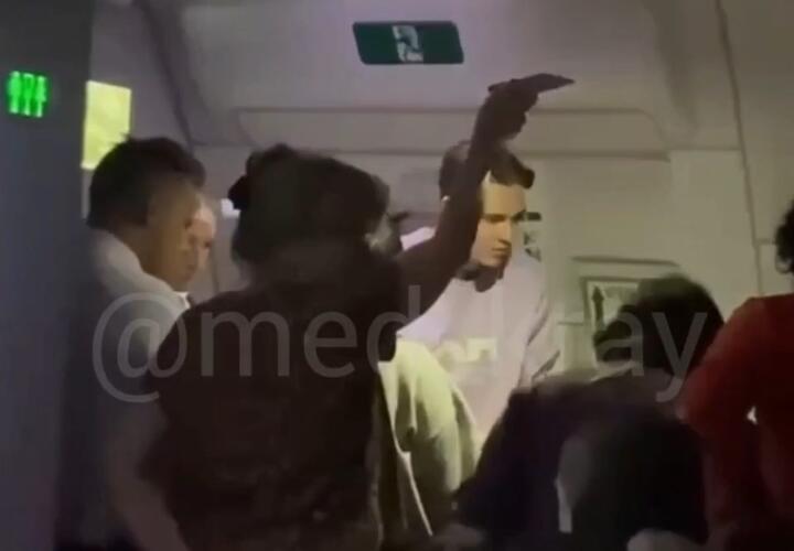 Парень и девушка спасли жизнь пассажиру в самолёте, летевшему из Сочи