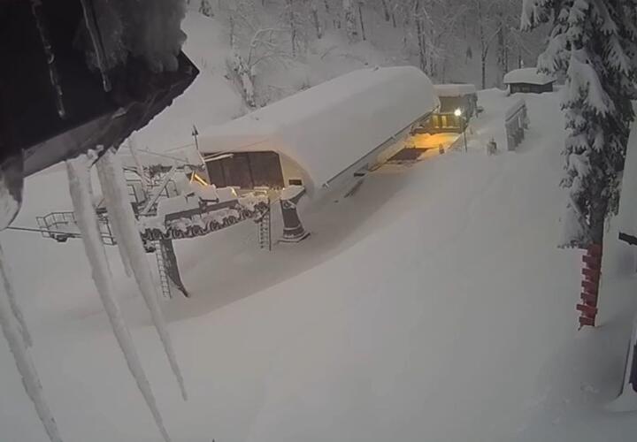 Почти метр снега выпал в горах Сочи ночью