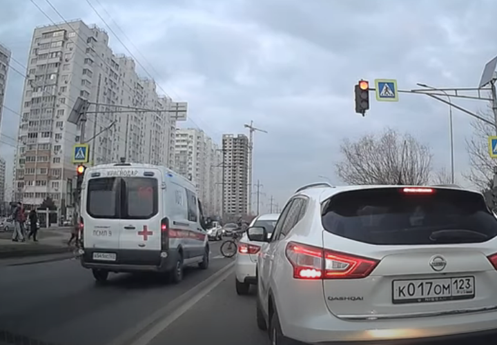 Под колеса скорой помощи, которая мчалась на вызов, попал велосипедист в Краснодаре
