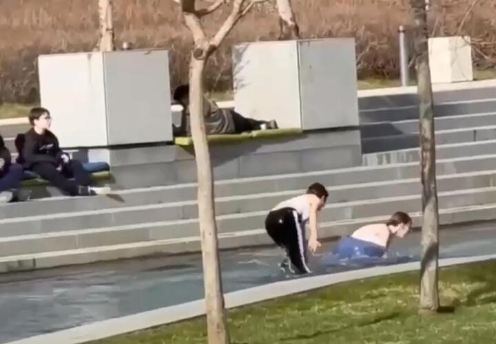 Подростки в +14 купаются в фонтанах парка Галицкого в Краснодаре