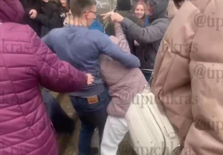 Женщины подрались в очереди сафари-парка в Геленджике