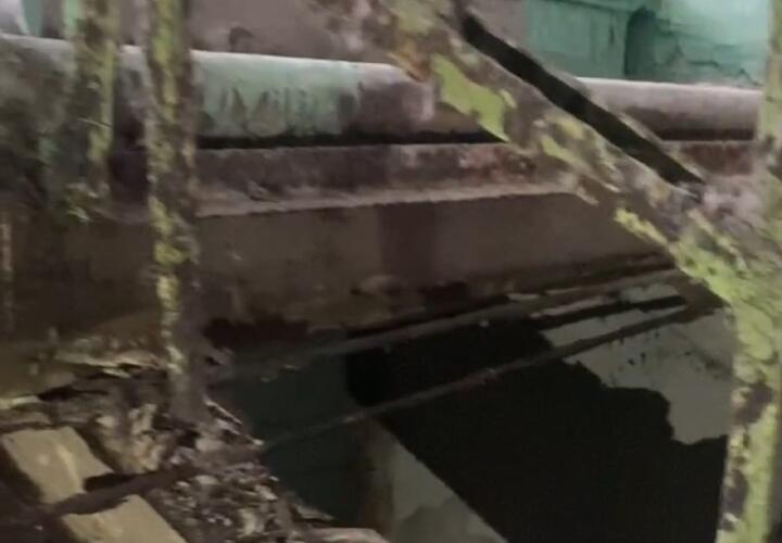 Разрушена лестница, подвал затоплен: новороссийцы показали вход в укрытие