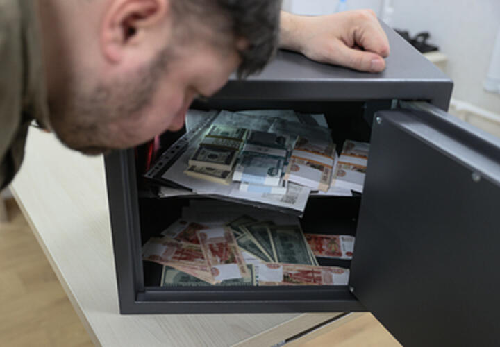 Рекордно большую сумму перевела жительница Краснодара аферистам