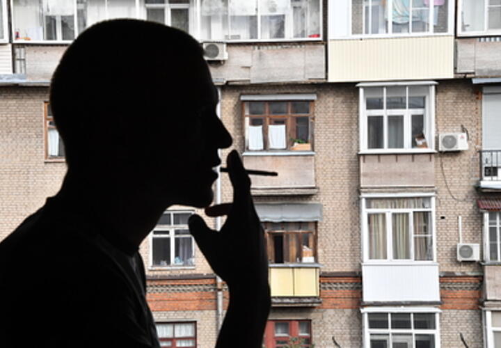 Школьница рискует оказаться в детдоме после рассказа полиции о курящем травку отце