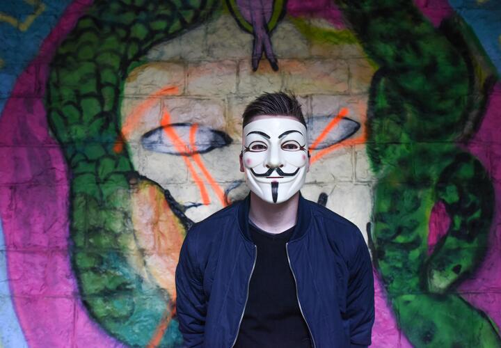 Школьник в маске едва не зарезал четырех взрослых в Ростовской области