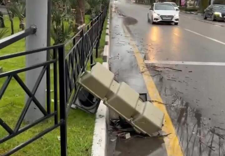 Ветром оторвало светофор в центре Сочи