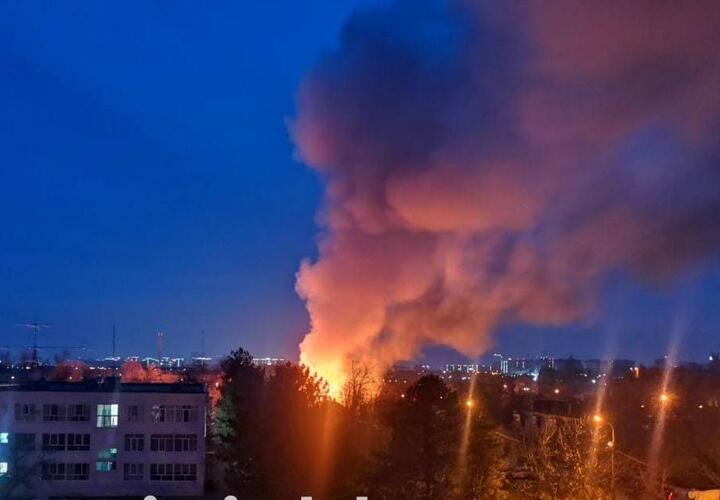 Сильный пожар вспыхнул в жилом доме в поселке под Краснодаром