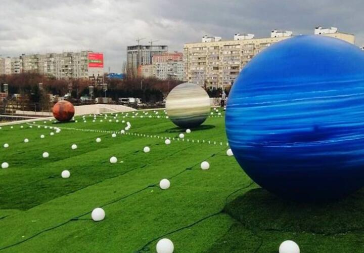 Солнечную систему в парке Галицкого уже атакуют вандалы