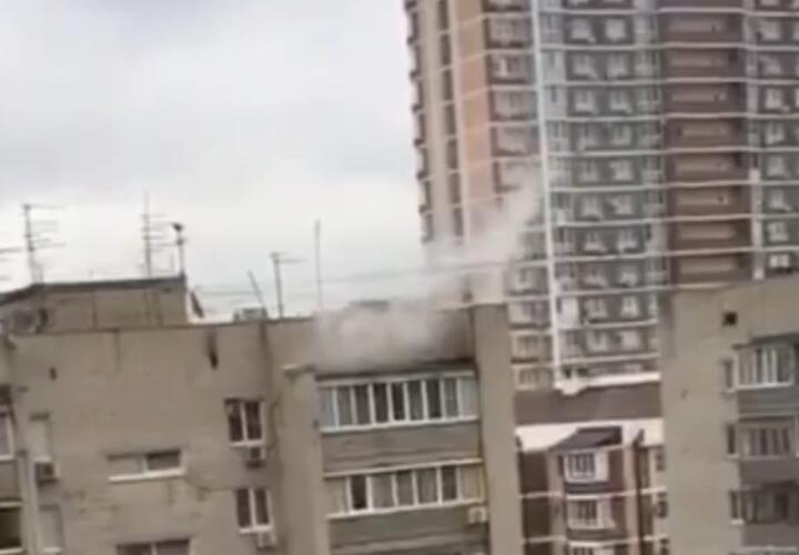 Странный пожар: из краснодарской многоэтажки валит дым