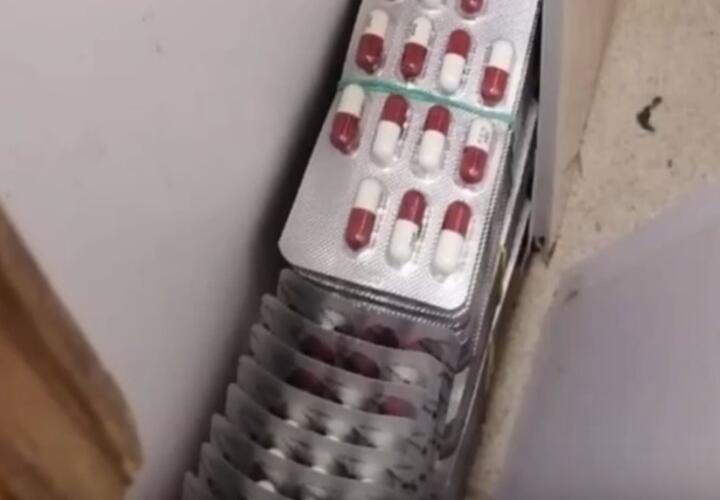 Торговля из туалета: почти 700 блистеров с психотропными таблетками нашли полицейские в аптеке в Сочи