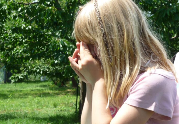 Извращенец путем шантажа и угроз вымогал у школьницы интимные фото