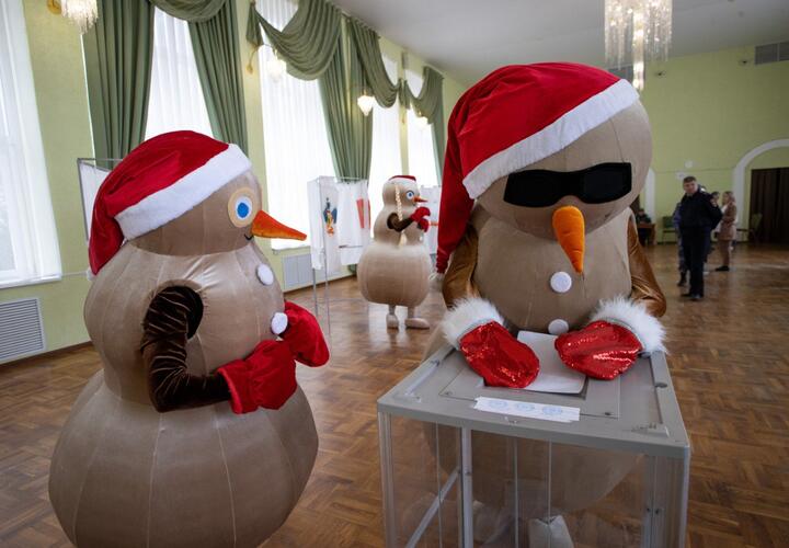 В Анапе семья песковиков пришла на выборы президента России