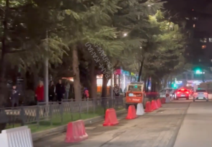 В центре Сочи снимают асфальт, жители курорта этому очень удивлены 