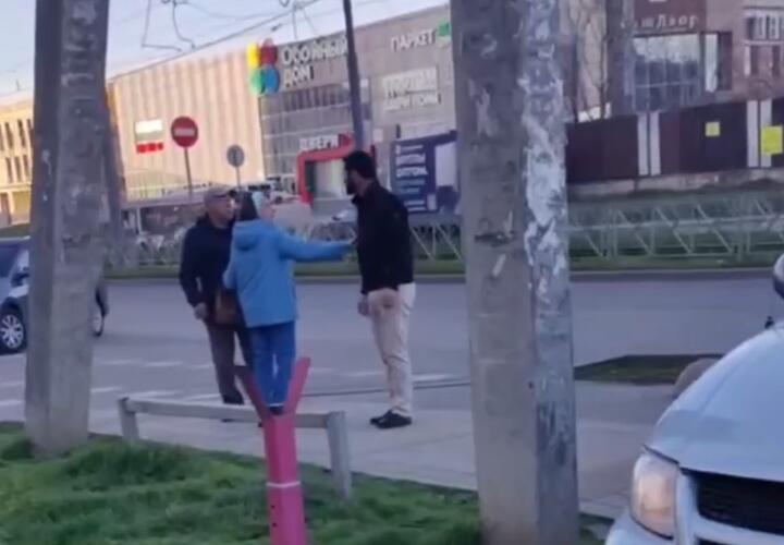 В Краснодаре агрессивный водитель пнул пенсионера