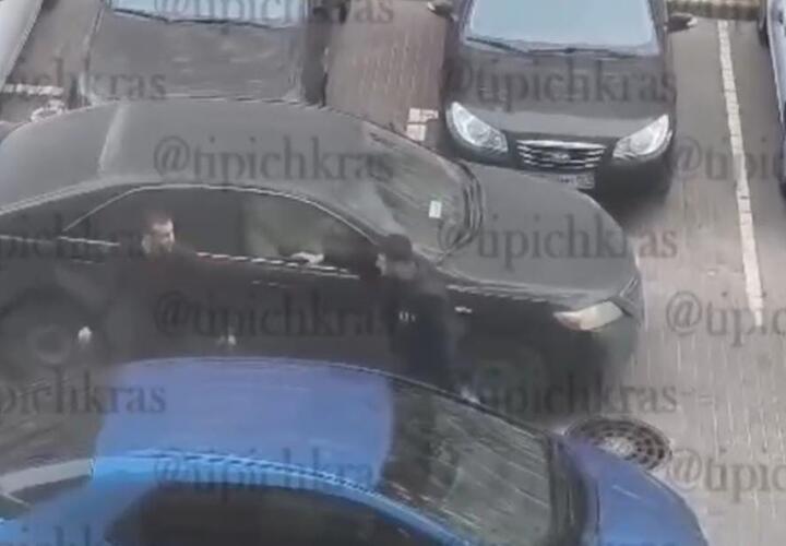 Правоохранители устанавливают личности дебоширов, которые ругались во дворе ЖК