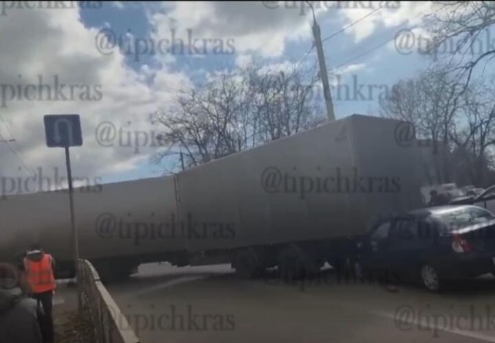 В Краснодаре из-за серьезного ДТП блокировано движение транспорта на улице Московской