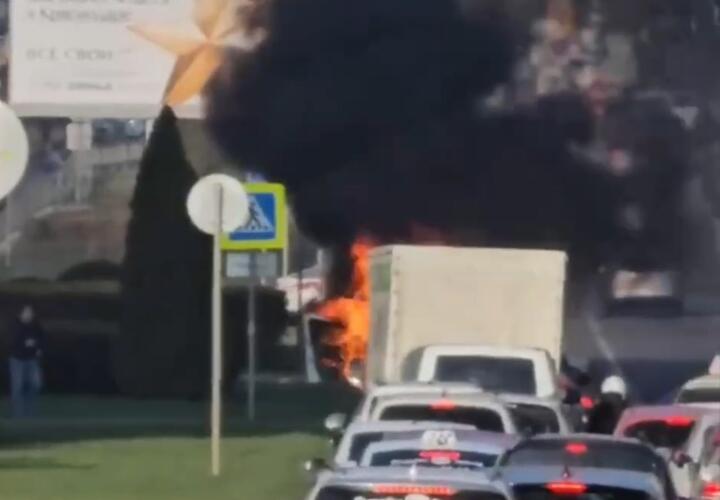 В Краснодаре на ходу загорелось такси