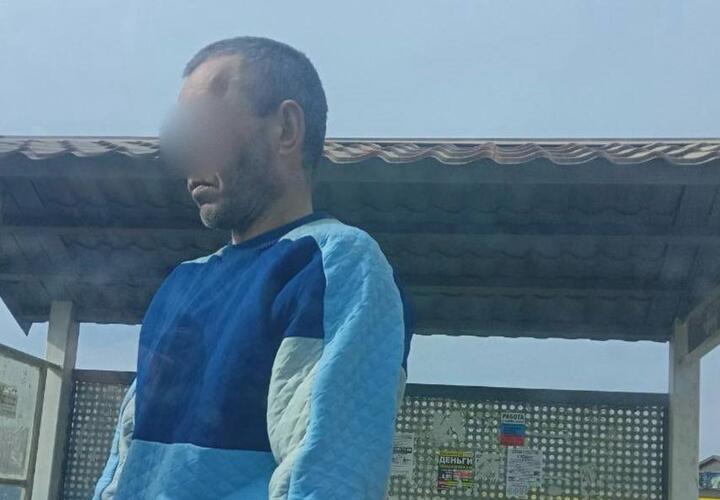 В Краснодаре полицейские разыскивают мужчину, который снял штаны на автобусной остановке