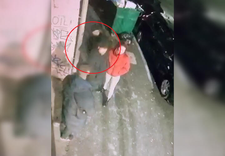 В Краснодаре уроженец Таджикистана пытался зарезать охранника клуба ВИДЕО