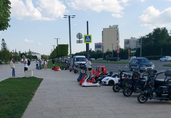 В Краснодаре возле парка Галицкого конфисковали десятки велосипедов